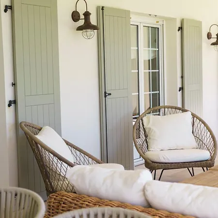Maravillosa Casa Con Porche Y Jardin Галисано